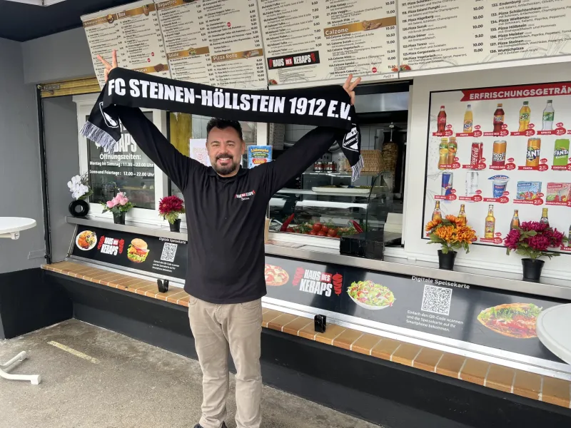 Fanschals für die ersten "Club 100"-Mitglieder