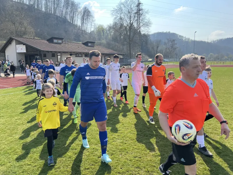 Klein und Groß laufen gemeinsam auf