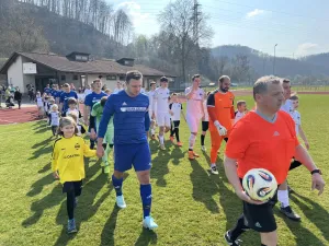 Klein und Groß laufen gemeinsam auf