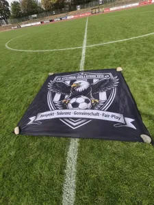 Ein Adler für den FC – neues Maskottchen feiert Premiere